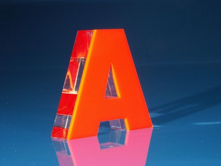 Acrylglas Plexiglas® Buchstabe gelasert scharfeckig Sandwich verklebt GS farblos klar und farbig