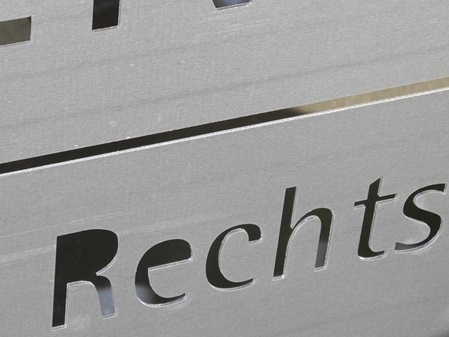 Alublech 2 mm negativ gelasert für eingelegte Buchstaben Acrylglas flächenbündig