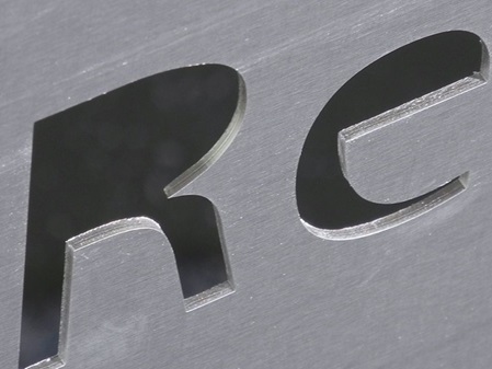 Detail Alublech 2 mm negativ gelasert für eingelegte Buchstaben Acrylglas flächenbündig