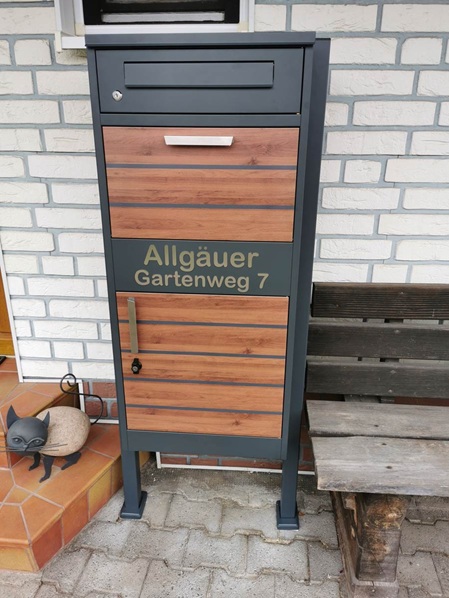 Paketbox mit selbstklebenden Edelstahlbuchstaben
