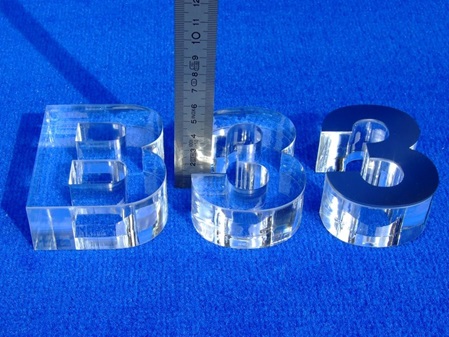 Acrylglas Plexiglas® Buchstabe gelasert scharfeckig Sandwich verklebt GS farblos klar und Edelstahl
