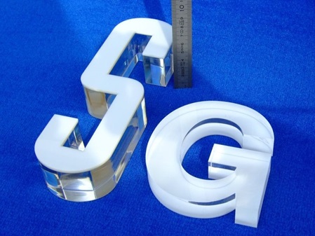Acrylglas Plexiglas® Buchstabe gelasert scharfeckig Sandwich verklebt GS farblos klar und weiß