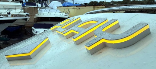 Bootsname Yachtname Play 3 mm Edelstahl V4a auf leuchtenden LED-Acrylbuchstaben