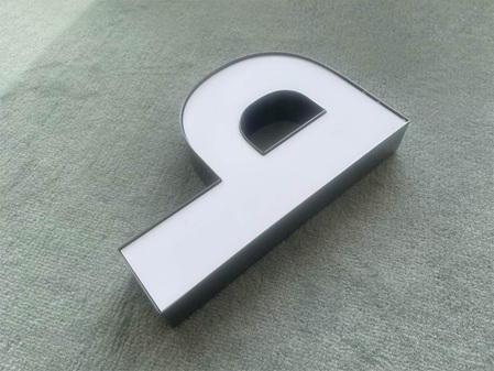 Profilbuchstabe mit Brush Black Finish, rückseitig mit Boden aus 10 mm PVC