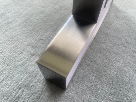 Profilbuchstabe mit Brush Black Finish in der Seitenansicht