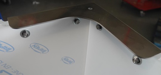 Hygieneschutzwand Corner Acrylglas Edelstahl Edelstahl-Eckverbinder Durchreiche U-Form Seitenplatten Frontplatte verschraubt Eckverbinder Eckwinkel Ecklösung Schreibtisch
