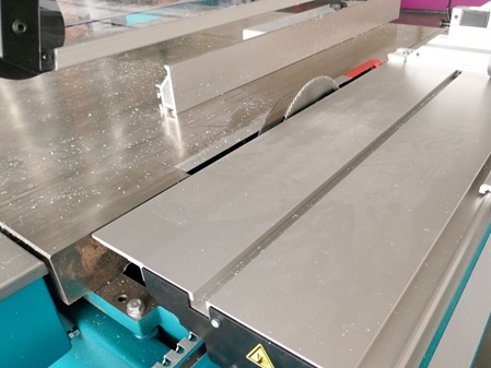 CNC-Kreissäge Plexiglaswerkstatt