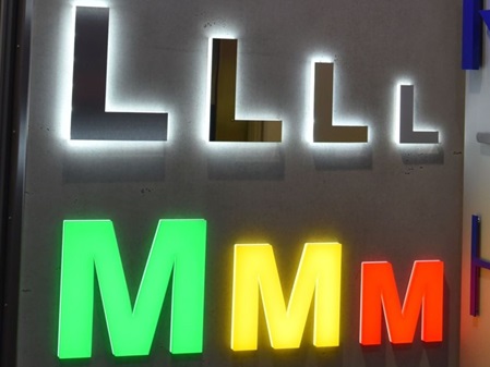 VISCOM Messestand Acrylglas Plexiglas® Leuchtbuchstaben LED Frontleuchter Rückleuchter