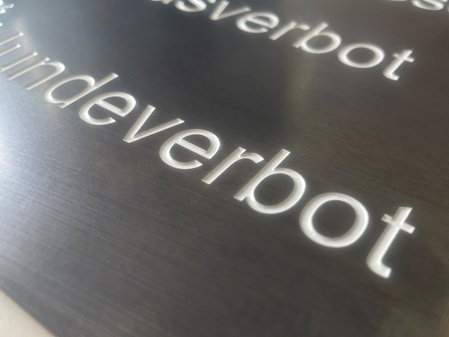 Messing graviert farbig ausgelegt bräuniert