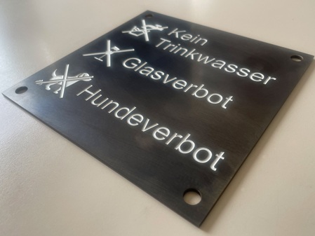 Messing graviert farbig ausgelegt bräuniert