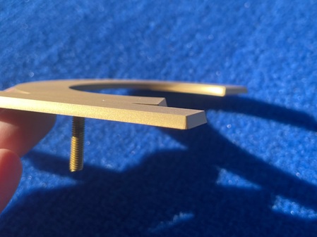3 mm Messing umlaufend mit angefräster Schräge, nachträlich Gewindebolzen angelötet und danach matt lackiert