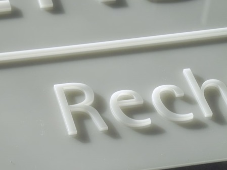 Acrylglas Plexiglas® Buchstaben auf Grundplatte verklebt gelasert