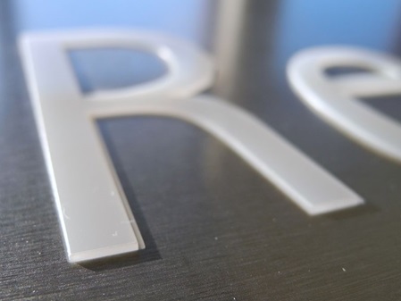 Alublech 2mm mit eingelegten Buchstaben Plexiglas® weiß