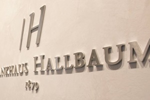 Edelstahl Buchstaben "Bankhaus Hallbaum". Entwurf: grueter.innenarchitektur